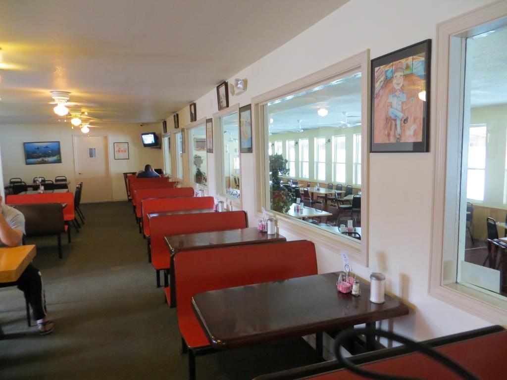 פורט איזבל White Sands Inn, Marina, Bar & Grill מראה חיצוני תמונה